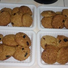 A picture of Oatmeal Raisin cookies.