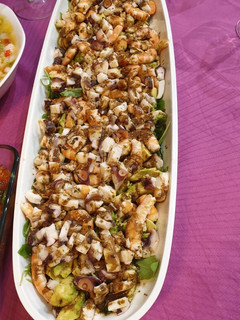 Una foto de Ensalada de pulpo, langostinos, aguacate y rúcula
