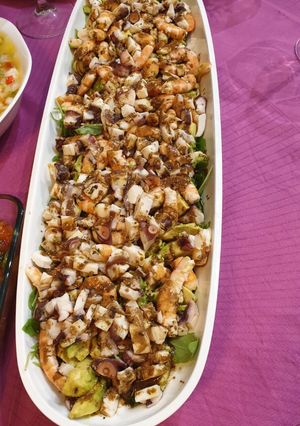 Una foto de Ensalada de pulpo, langostinos, aguacate y rúcula