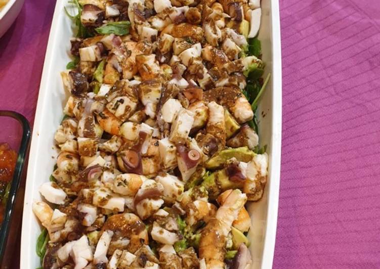 Ensalada de pulpo, langostinos, aguacate y rúcula