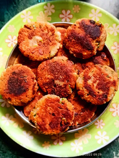 फलाहारी क्रिस्प आलू पनीर टिक्की(falahari aloo paneer tikki recipe in hindi) रेसिपी मुख्य फोटो