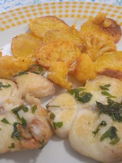 Una foto de Cazón a la plancha, con patatas y coliflor