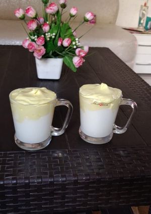 डालगोना मैंगो शेक (Dalgona mango shake recipe in hindi) रेसिपी मुख्य फोटो