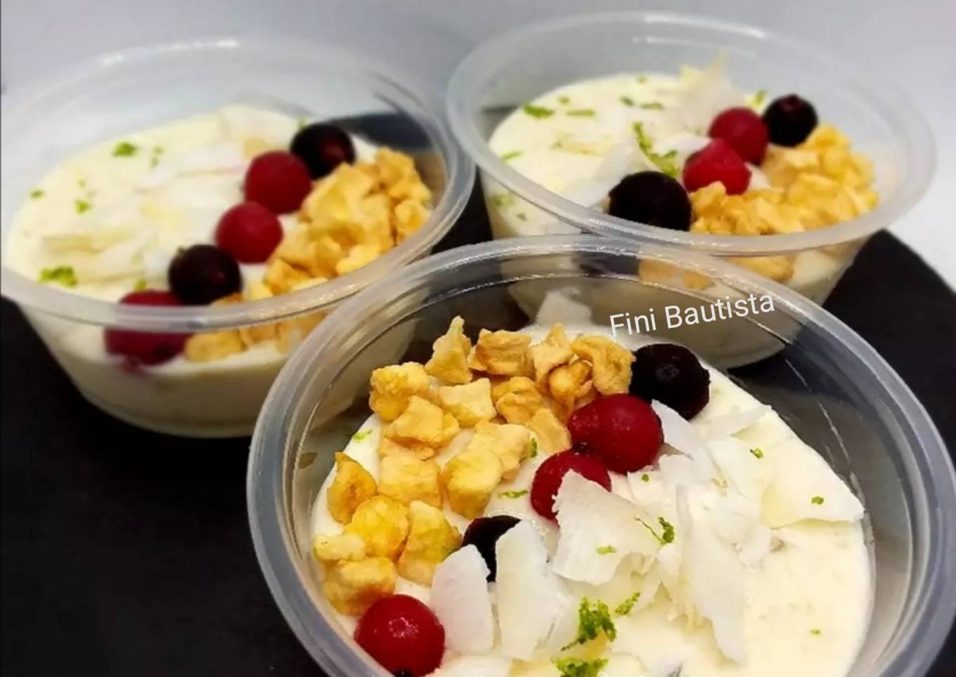 Smoothie bowl de piña plátano y leche de coco