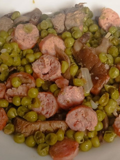 Una foto de Guisantes con setas y chistorra