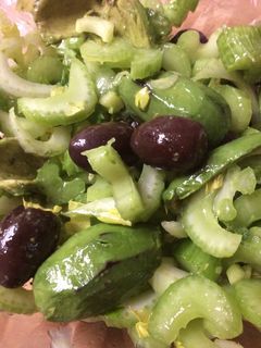 Una foto de Ensalada de apio, palta y aceitunas