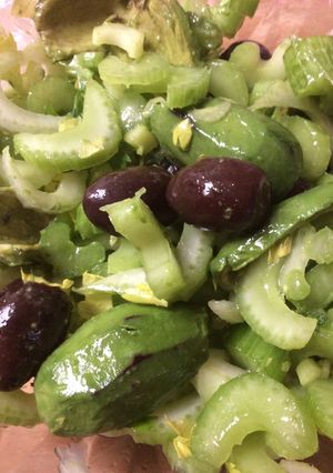Una foto de Ensalada de apio, palta y aceitunas