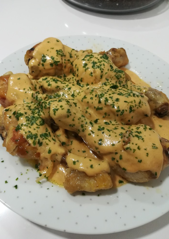 Una foto de Muslitos de pollo con salsa de cerveza