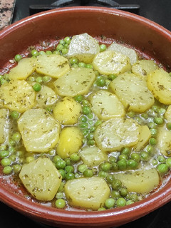 Una foto de Patatas al limón con guisantes y majao de ajo y perejil