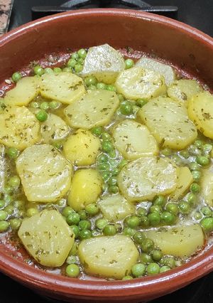 Una foto de Patatas al limón con guisantes y majao de ajo y perejil