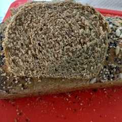 Una foto de Pan integral con mix de semillas