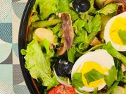 Una foto di insalata fagiolini e tonno