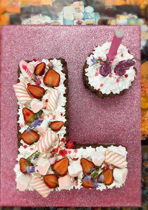 Una foto de Torta Letra "Cumple Lucia" 🎂🎈🎁🎉