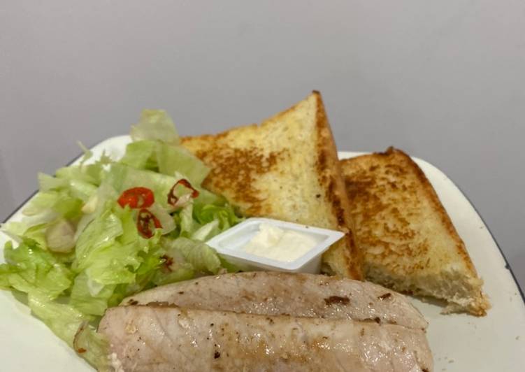 Grilled Tuna with toast and salad