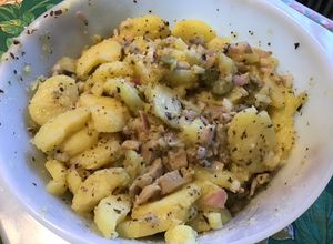 Une photo de Salade de pommes de terre et harengs sauce moutarde au poivre,melfor et algues