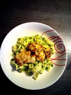 Zartes Chicken auf Bandnudeln in Spinat-Schmelzkäsesauce Rezepthauptbild