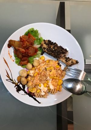 รูปของ ไก่อบกลาโนร่า มักโรนีโฮลวีทคลุกไข่กับซอสมะเขือเทศ