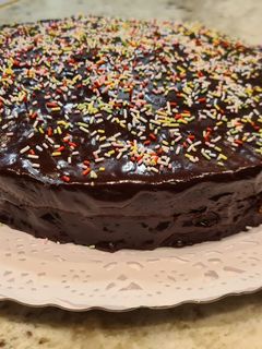 Una foto de Tarta de mermelada de fresas y chocolate