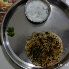 A picture of Spinach bharwa paratha.