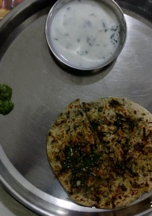 A picture of Spinach bharwa paratha.