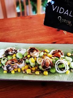 Una foto de Ensalada primaveral mar y tierra con aceite Vidalim Omega 3