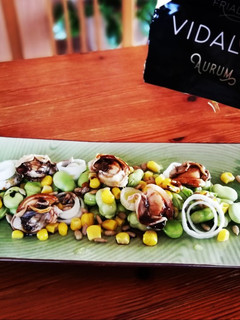 Una foto de Ensalada primaveral mar y tierra con aceite Vidalim Omega 3