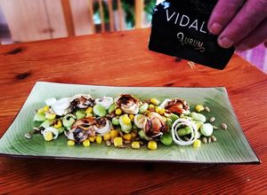 Una foto de Ensalada primaveral mar y tierra con aceite Vidalim Omega 3