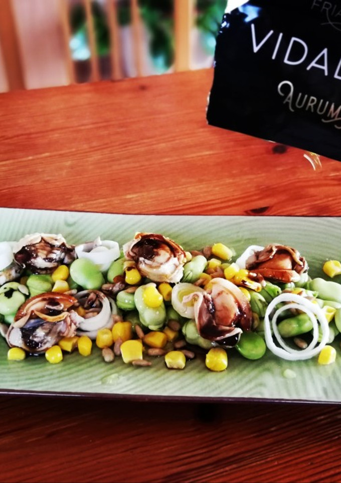 Una foto de Ensalada primaveral mar y tierra con aceite Vidalim Omega 3