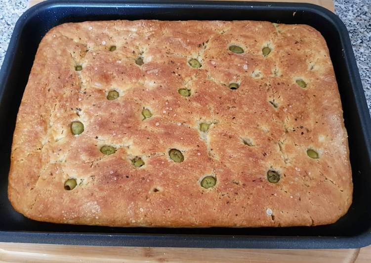 Focaccia con olive e origano