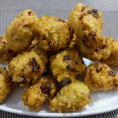A picture of Crispy Urad dal pakode.