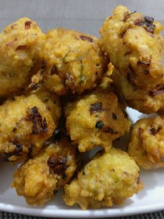 A picture of Crispy Urad dal pakode.
