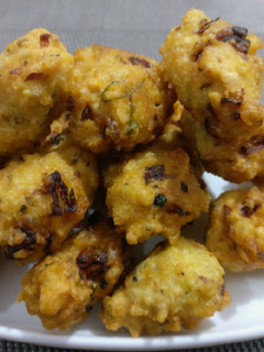 A picture of Crispy Urad dal pakode.