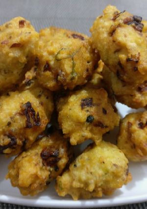 A picture of Crispy Urad dal pakode.