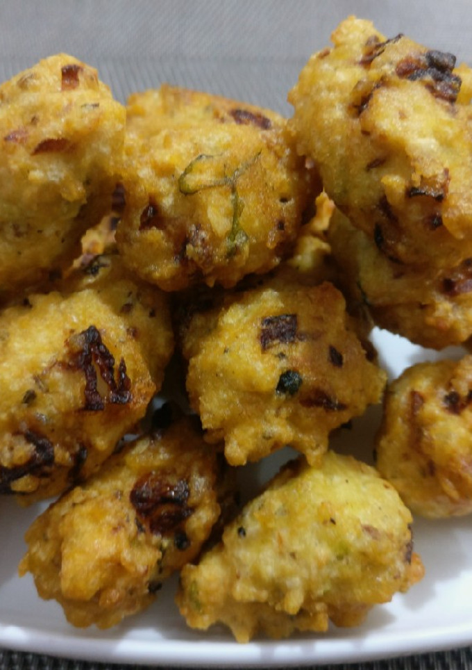A picture of Crispy Urad dal pakode.