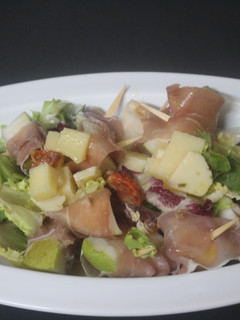 Una foto de Ensalada de peras con jamón y queso