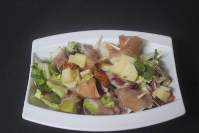 Ensalada de peras con jamón y queso