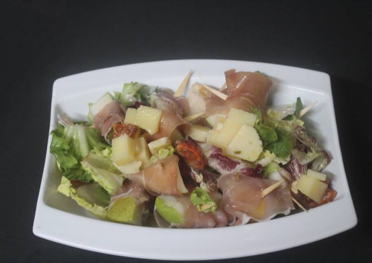 Ensalada de peras con jamón y queso