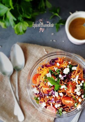 Une photo de Salade chou rouge carottes et feta