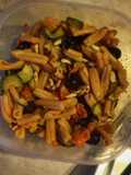 Strozzapreti di lenticchie rosse con verdure e pinoli