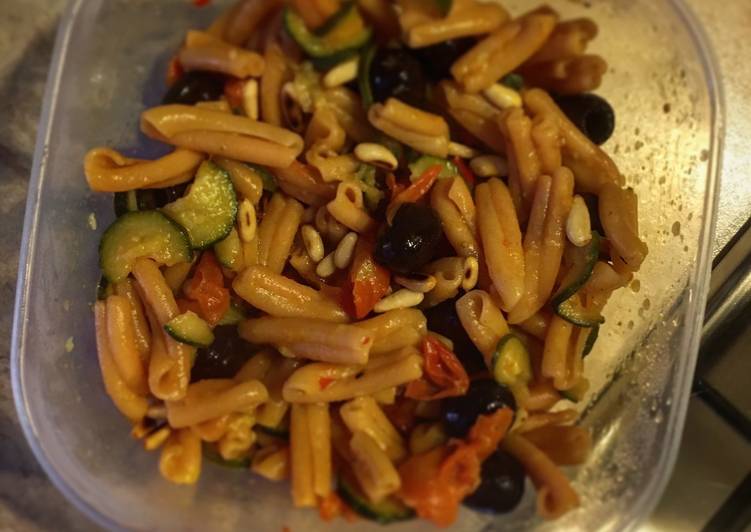 Strozzapreti di lenticchie rosse con verdure e pinoli
