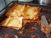 Una foto de lasagna de carne