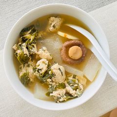 A picture of Chicken meatballs with winter melon soup.
