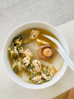 A picture of Chicken meatballs with winter melon soup.