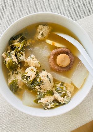 A picture of Chicken meatballs with winter melon soup.