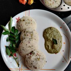 A picture of Rava idli.