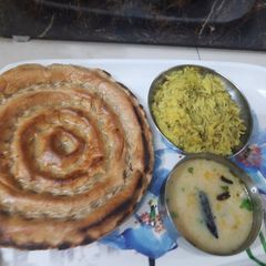 A picture of Rajasthani thali (khooba roti, mungdal khichadi).