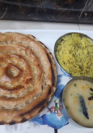 A picture of Rajasthani thali (khooba roti, mungdal khichadi).