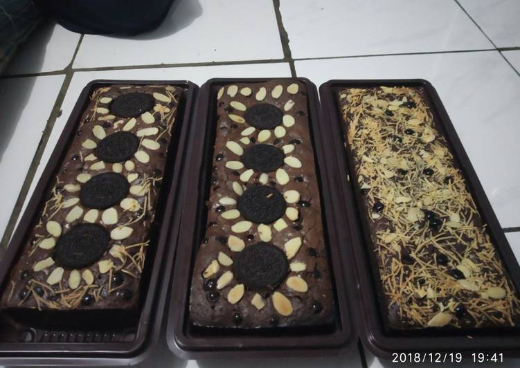 Brownies panggang almond cips dan oreo