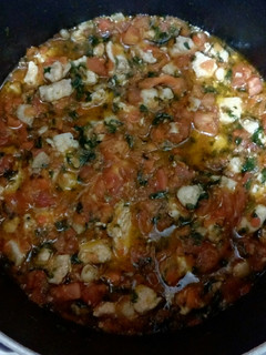 Una foto de Salsa de tomates con pollo en zanahoria y cilantro