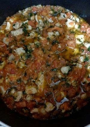 Una foto de Salsa de tomates con pollo en zanahoria y cilantro